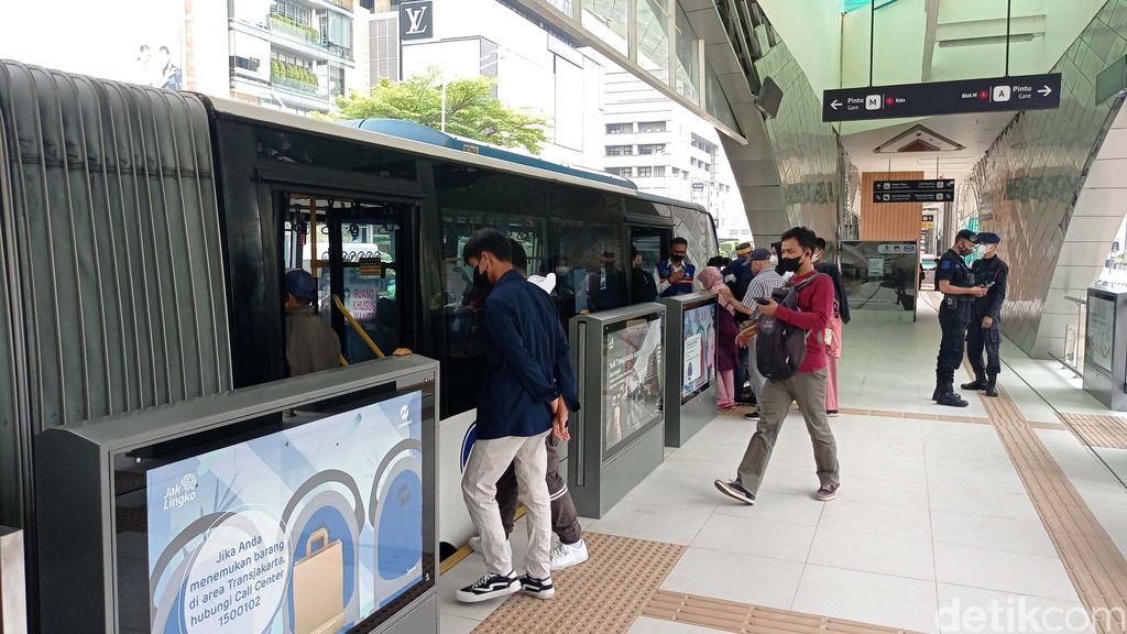 Proyek revitalisasi Halte TransJakarta Bundaran HI sempat dikritik Sejarawan JJ Rizal. Hari ini halte tersebut mulai diuji coba.