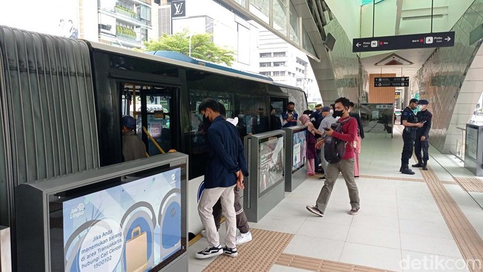 Halte TransJakarta Bundaran HI Diuji Coba Proyek revitalisasi Halte TransJakarta Bundaran HI sempat dikritik Sejarawan JJ Rizal. Hari ini halte tersebut mulai diuji coba.