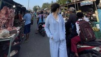 Di Instagramnya, Happy Asmara juga sering membagikan kesehariannya. Salah satunya saat belanja di pasar tradisional ini. Foto: Instagram @happy_asmara77