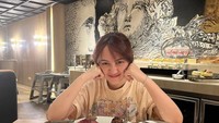 Happy Asmara dikenal hobi kulineran seru. Salah satunya ada keseruan Happy Asmara saat menikmati steak di sebuah restoran. Foto: Instagram @happy_asmara77
