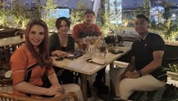Terakhir ada keseruan Happy Asmara nongkrong bareng teman-teman. Tentunya sambil menikmati berbagai menu di sana. Foto: Instagram @happy_asmara77