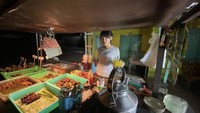 Selain itu, ada juga keseruan Happy Asmara saat kulineran kaki lima seperti di angkringan ini. Ia membuat susu jahe sendiri. Foto: Instagram @happy_asmara77