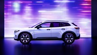 Prologue dibangun di atas platform kendaraan listrik tercanggih dan suspensi depan dan belakang multi-link yang dioptimalkan oleh para insinyur Honda untuk menghadirkan pengalaman berkendara yang sporty dengan kehalusan terdepan di kelasnya. Honda akan menawarkan Prologue dalam konfigurasi motor tunggal (penggerak roda depan) dan motor ganda (penggerak semua roda) dengan tiga level trim yaitu EX, Touring dan Elite. Foto: Honda