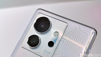 Infinix melengkapi kamera 200 MP dengan OIS dan itu Auto Focus Double Super PD. Selain itu tersemat kamera ultra-wide 13 MP dan depth 2 MP. Foto: Adi Fida Rahman/detikINET