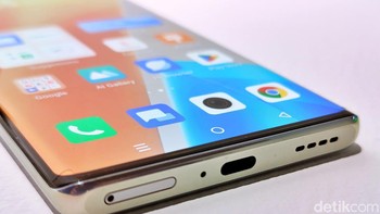 Dengan adanya fast charging 180W, membuat baterai 4.500 mAh yang tersemat di dalam Infinix Zero Ultra dapat terisi penuh hanya dalam waktu 12 menit saja. Foto: Adi Fida Rahman/detikINET