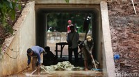 Pekerja melakukan pembangunan terowongan khusus jalur sepeda di Simpang Susun Semanggi, Jakarta, Jumat (7/10/2022).
