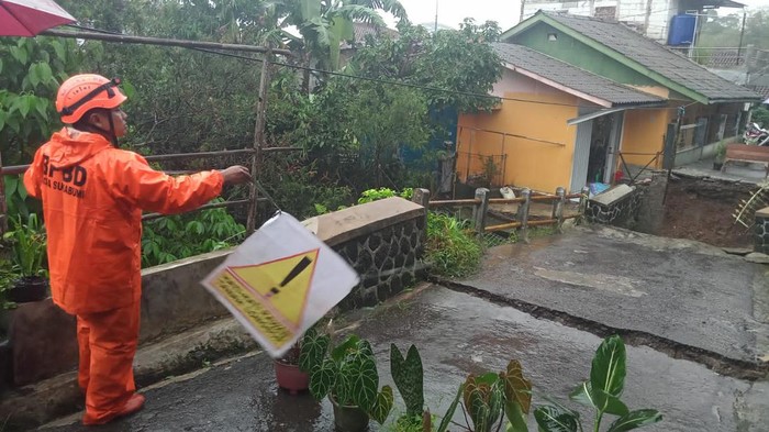 Jalan amblas di Sukabumi.