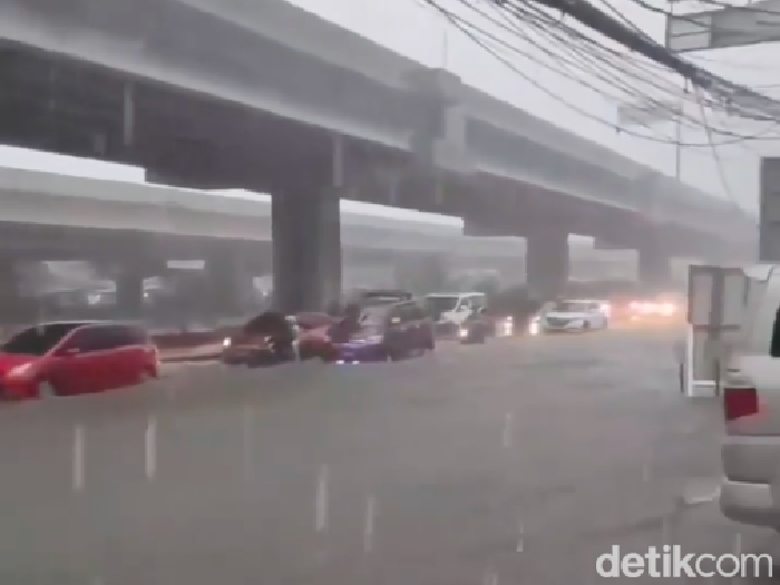 Jalan Raya Kalimalang di daerah Jakasampurna, Bekasi, sempat tergenang banjir setinggi 30 cm. Banyak sepeda motor mogok saat melintas lokasi tersebut. (Instagram @ilhamtghprkso)