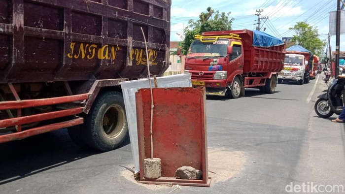 Truk angkutan tanah uruk melintas di jalan Wedi - Klaten.