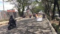 Pengendara diminta berhati-hati karena Jalan Tun Abdul Razak menuju dari arah Gowa ke Makassar masih dalam pengerjaan (Foto: Alfiandis)