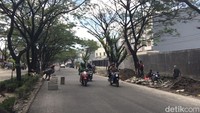 Para pekerja memasang beton precast pembatas tepi Jalan Tun Abdul Razak, Gowa (Foto: Alfiandis/detikSulsel)