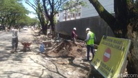 Sejumlah pekerja melakukan pengerjaan perbaikan drainase Jalan Tun Abdul Razak, Gowa (Foto: Alfiandis/detikSulsel)