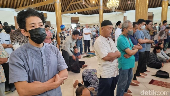 Jemaah Masjid Agung Solo saat mengikuti salat gaib untuk korban tragedi di Stadion Kanjuruhan, Jumat (7/10/2022).