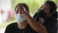 Seorang kerabat korban menangis di luar pusat penitipan anak Uthai Sawan, Nongbua Lamphu, Thailand, Jumat (7/10/2022). Otoritas setempat menyebut anak-anak itu sedang tertidur di salah satu ruangan di tempat penitipan anak itu saat penyerangan brutal dengan senjata api dan pisau terjadi.(AP Photo/Sakchai Lalit) 