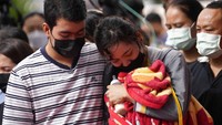 Orang tua korban membawa selimut dan botol susu saat upacara penghormatan di pusat penitipan anak Uthai Sawan, Nongbua Lamphu, Thailand, Jumat (7/10/2022). Anak-anak itu tewas di tangan seorang mantan polisi, yang diidentifikasi sebagai Panya Khamrapm. (AP Photo/Sakchai Lalit)