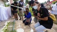 Orang tua anak yang menjadi korban penikaman menangis selama upacara penghormatan di pusat penitipan anak Uthai Sawan, Nongbua Lamphu, Thailand, Jumat (7/10/2022). Orang tua tak kuat menahan tangis saat mengetahui anaknya menjadi korban. (AP Photo/Sakchai Lalit)