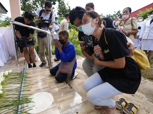 Pilu Orang Tua Kehilangan Anak-anak dalam Pembantaian di Thailand