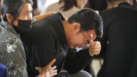 Kerabat korban berduka selama upacara penghormatan di pusat penitipan anak Uthai Sawan, Nongbua Lamphu, Thailand, Jumat (7/10/2022). (AP Photo/Sakchai Lalit)