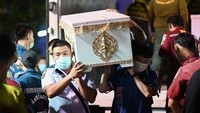 Petugas penyelamat membawa peti mati korban di kamar mayat rumah sakit di Udon Thani, Thailand, Kamis (6/10/2022). Dari 36 orang yang tewas dalam pembantaian massal di Thailand, sekitar 24 orang di antaranya merupakan anak-anak. (Manan VarsyayanaAFP/Getty Images)