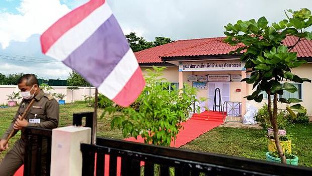 Karpet merah dibentangkan jelang kedatangan Raja Thailand Maha Vajiralongkorn di pusat penitipan anak Uthai Sawan Nongbua Lamphu, Thailand, Jumat (7/10/2022).