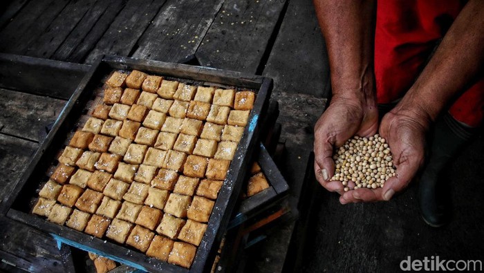 Jeritan Perajin Tahu Tempe Saat Harga Kedelai Meroket Harga kedelai saat ini melambung menjadi Rp 13.000/kg. Kenaikan harga ini membuat para perajin tahu tempe menjerit.
