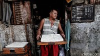 Hal tersebut membuat para perajin tahu tempe ini menjerit dengan kenaikan harga itu.