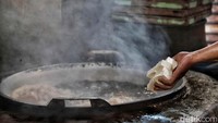 Dampak dari kenaikan harga kacang kedelai ini berdampak pada kenaikan harga tahu tempe juga.