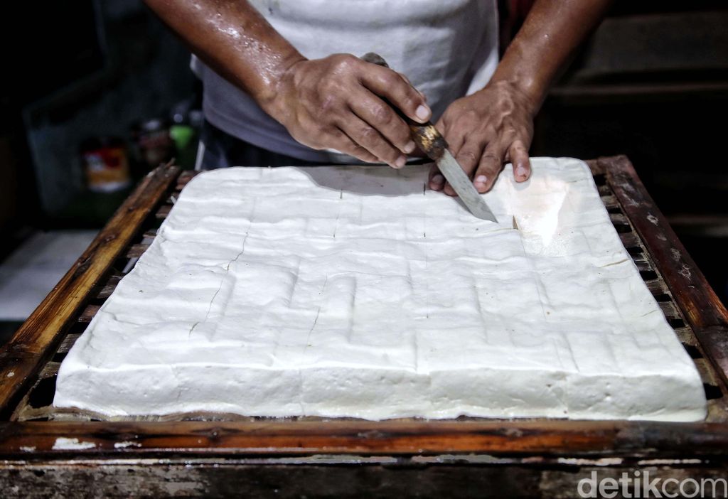 Harga kedelai saat ini melambung menjadi Rp 13.000/kg. Kenaikan harga ini membuat para perajin tahu tempe menjerit.