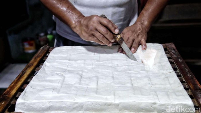 Harga kedelai saat ini melambung menjadi Rp 13.000/kg. Kenaikan harga ini membuat para perajin tahu tempe menjerit.