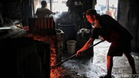 Ketua Umum Asosiasi Pedagang Pasar Seluruh Indonesia (APPSI) Sudaryono meminta pemerintah membantu perajin juga petani kedelai. Dia mengatakan, saat ini pihaknya mendukung pemerintah untuk melanjutkan program bantuan pembelian selisih harga kedelai di tingkat perajin tahu tempe hingga akhir 2022.