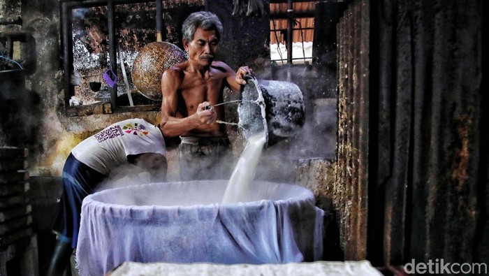 Jeritan Perajin Tahu Tempe Saat Harga Kedelai Meroket Harga kedelai saat ini melambung menjadi Rp 13.000/kg. Kenaikan harga ini membuat para perajin tahu tempe menjerit.