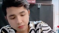 Jirayut nampaknya suka membagikan momen makannya. Kali ini ia sedang makan siang nasi terong sambil menyalakan Instagram Live. Foto: Instagram @jirayutdaa4official 