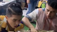 Kembali tertangkap kamera keseruan Jirayut bersama Irfan Hakim ketika makan nasi pecel lele nih. Lauknya banyak ya? Foto: Instagram @jirayutdaa4official 