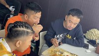 Di belakang panggung, penyanyi kelahiran 2001 itu juga sering menikmati sebungkus makanan bersama-sama Ruben Onsu dan Irfan Hakim. Foto: Instagram @jirayutdaa4official 