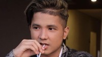 Wah, Jirayut juga suka berpose keren dengan makanan. Seperti ini ketika ia sedang menghisap sedotan berisi minuman berwarna hijau. Foto: Instagram @jirayutdaa4official 