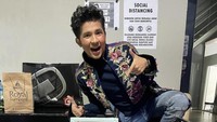 Di ulang tahunnya yang ke 20, Jirayut tak lupa diberi kejutan dari orang-orang tercinta. Ia pun mendapat kue yang besar.Foto: Instagram @jirayutdaa4official