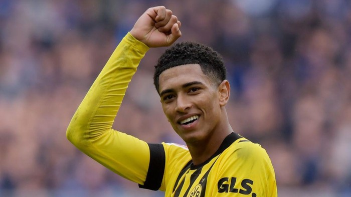 DORTMUND, GERMANY - SEPTEMBER 17: Jude Bellingham of Borussia Dortmund  during the German Bundesliga  match between Borussia Dortmund v Schalke 04 at the Signal Iduna Park on September 17, 2022 in Dortmund Germany (Photo by Dennis Bresser/Soccrates/Getty Images)
