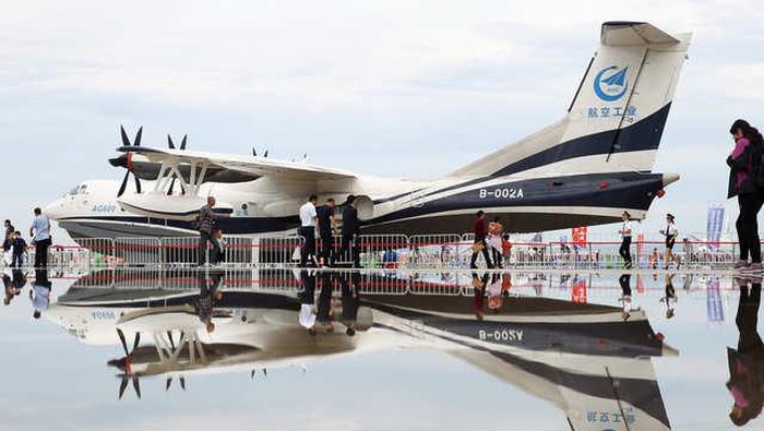Jumbo, Ini Pesawat Amphibi Terbesar Dunia Milik China China sudah punya pesawat amphibi terbesar di dunia. Pesawat amfibi AG600 buatan China yang dirancang dan dibuat sendiri ini disebut-sebut sebagai yang terbesar di dunia. AG 600 berhasil melakukan uji lepas landas dan pendaratan pertama pada hari Sabtu, (20/20/2018).