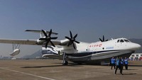 Pesawat yang dikembangkan dan dibangun oleh perusahaan pesawat milik negara yaitu Aviation Industry Corporation of China, lepas landas dan akhirnya mendarat sempurna di atas air di Jingmen Provinsi Hubei, China.  