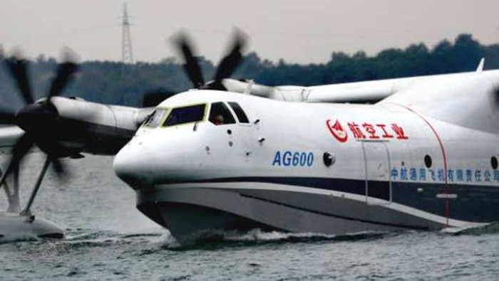 Jumbo, Ini Pesawat Amphibi Terbesar Dunia Milik China China sudah punya pesawat amphibi terbesar di dunia. Pesawat amfibi AG600 buatan China yang dirancang dan dibuat sendiri ini disebut-sebut sebagai yang terbesar di dunia. AG 600 berhasil melakukan uji lepas landas dan pendaratan pertama pada hari Sabtu, (20/20/2018).