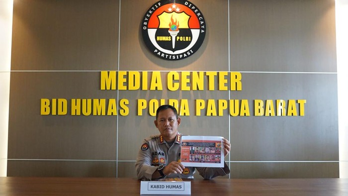 Kabid Humas Polda Papua Barat Kombes Adam Erwindi menunjukkan foto 12 anggota KKB yang masuk DPO.