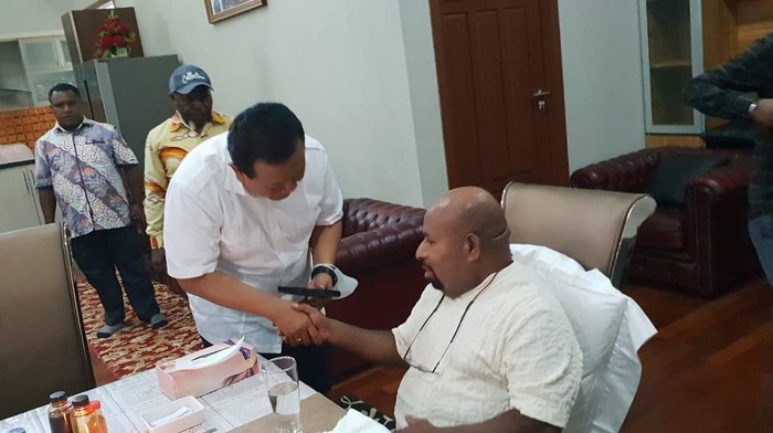 Kabinda Papua Mayjen TNI Gustav Agus Irianto menemui Gubernur Papua Lukas Enembe di Jayapura.