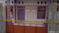 Polisi yang turun tangan ke lokasi menemukan fakta bahwa baik pagar, pintu rumah dan kamar tempat ketiga karyawan itu sedang tertidur dalam keadaan  tidak terkunci. Pelaku yang diduga berjumlah satu orang itu akhirnya leluasa masuk menyerang ketiga karyawan secara membabi buta. Foto: Isak Pasabuan/detikSulsel.