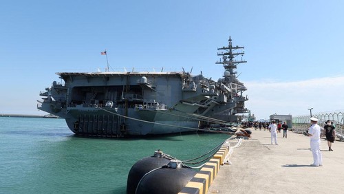 U.S. Navy aircraft carrier USS Ronald Reagan is anchored at a port in Busan, South Korea, September 23, 2022. REUTERS/Daewoung Kim/File Photo