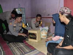 Usai Kapolri, Kapolres-Bhabinkamtibmas Takziah ke Keluarga Korban Kanjuruhan