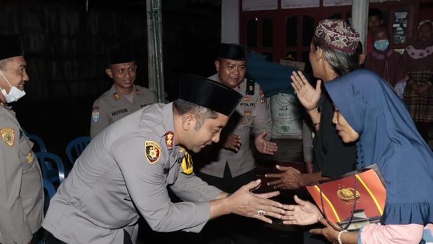 Kapolres Jombang AKBP Moh Nurhidayat Melakukan Takziah ke Rumah Korban Tragedi Kanjuruhan (dok.ist)