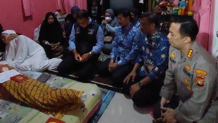 Kapolres Metro Jakarta Selatan Kombes Ade Ary Syam Indradi takziah ke salah satu rumah korban tambok roboh MTsN 19 Pondok Labu atas nama Dendis Al Latif.