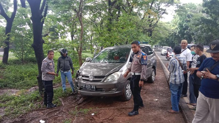 Kecelakaan Tunggal, Mobil Tabrak Pohon di Tangerang (dok.ist)