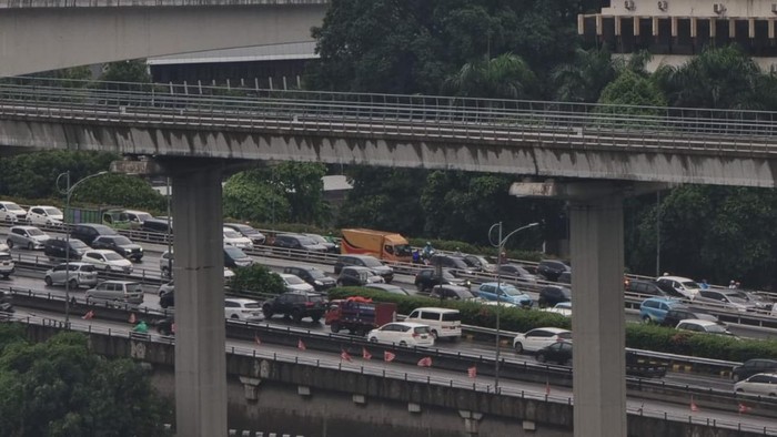 Kemacetan di Tol Dalam Kota arah Cawang, Jumat (7/10/2022) pukul 16.50 WIB.