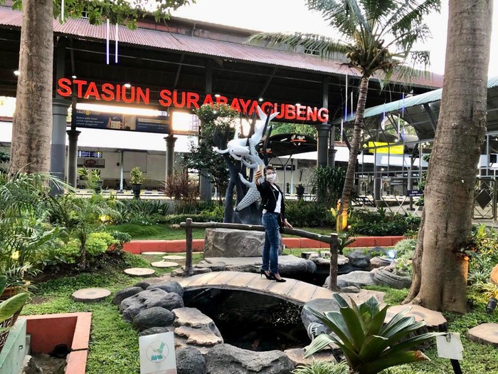 Ketika bepergian, tidak lengkap tanpa mengabadikan momen lewat foto dan video. Termasuk saat bepergian menggunakan kereta api.